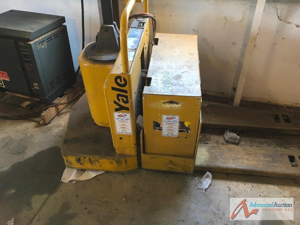 Ride on electric Pallet Jack with Automatic charger.