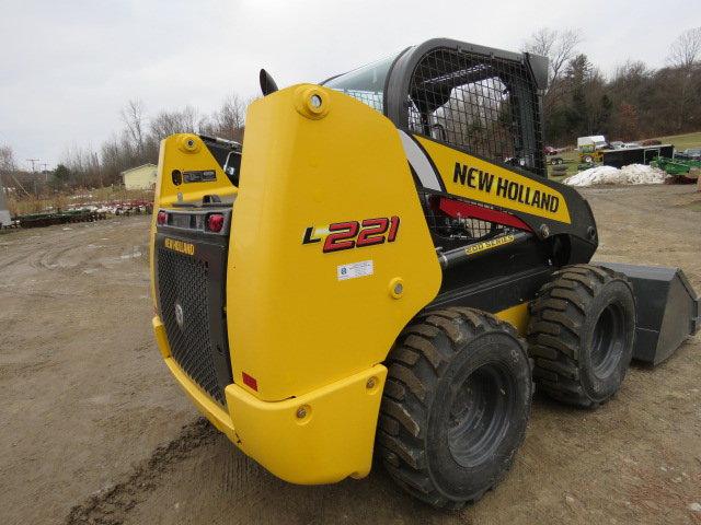New Holland L221 skidsteer w/ 10hrs same as new