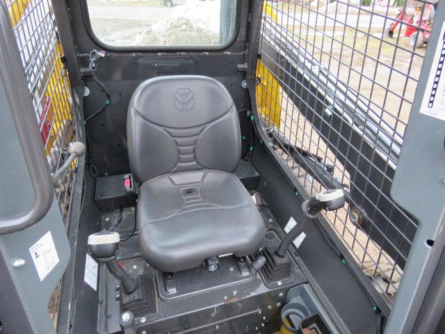 New Holland L221 skidsteer w/ 10hrs same as new