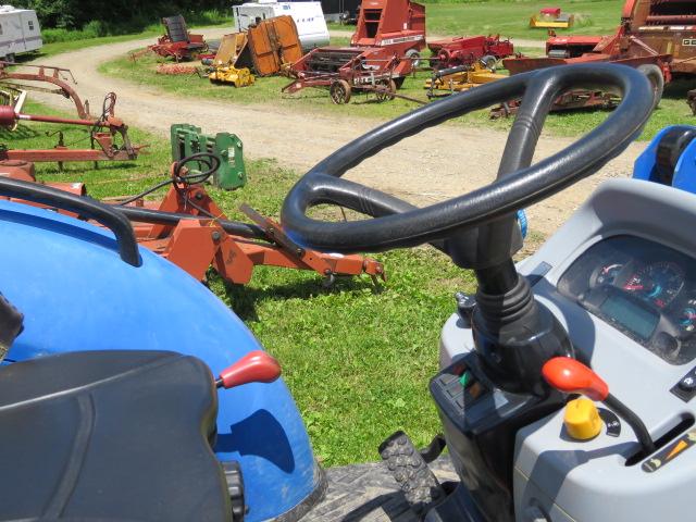 NEW HOLLAND BOOMER 37 TRACTOR W/NEW HOLLAND 250TLA LOADER