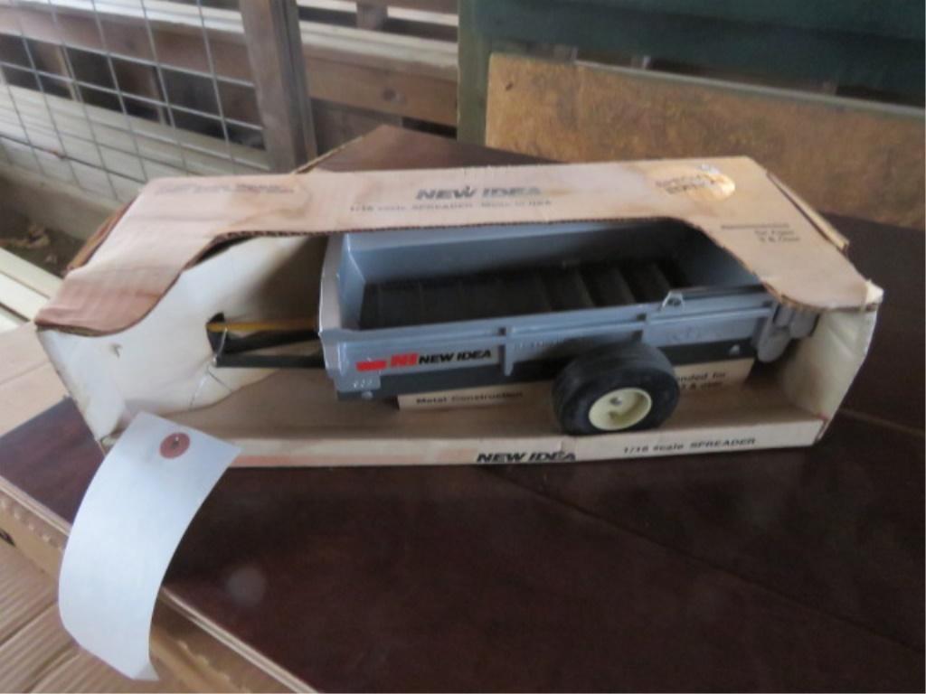 NEW IDEA 1/16 SCALE SPREADER