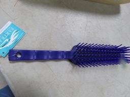 GROOMING BRUSHES
