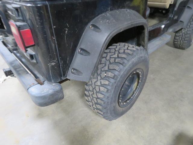 2001 JEEP WRANGLER 4 CYLINDER 5 SPEED 4X4 162402 MILES