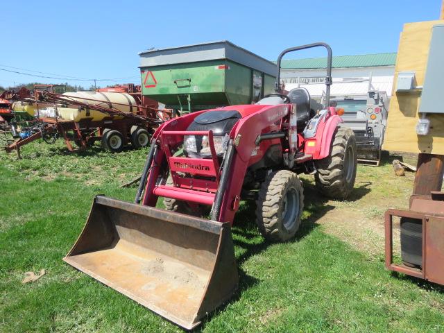 MAHINDRA 1538 HST W/ QUICK ATTACH LOADER