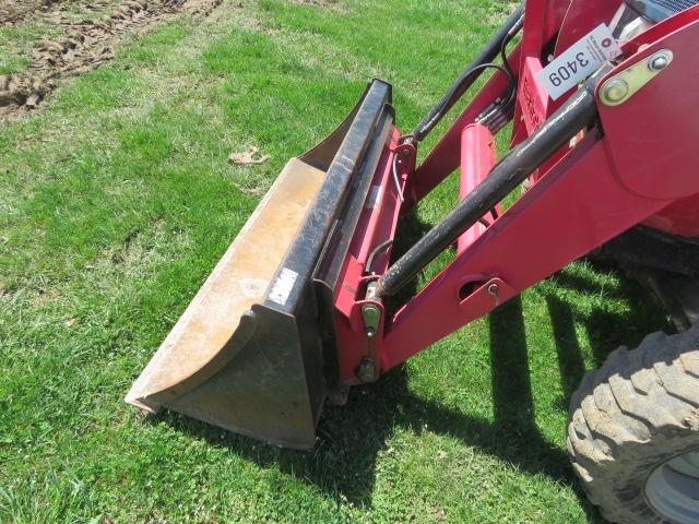 MAHINDRA 1538 HST W/ QUICK ATTACH LOADER