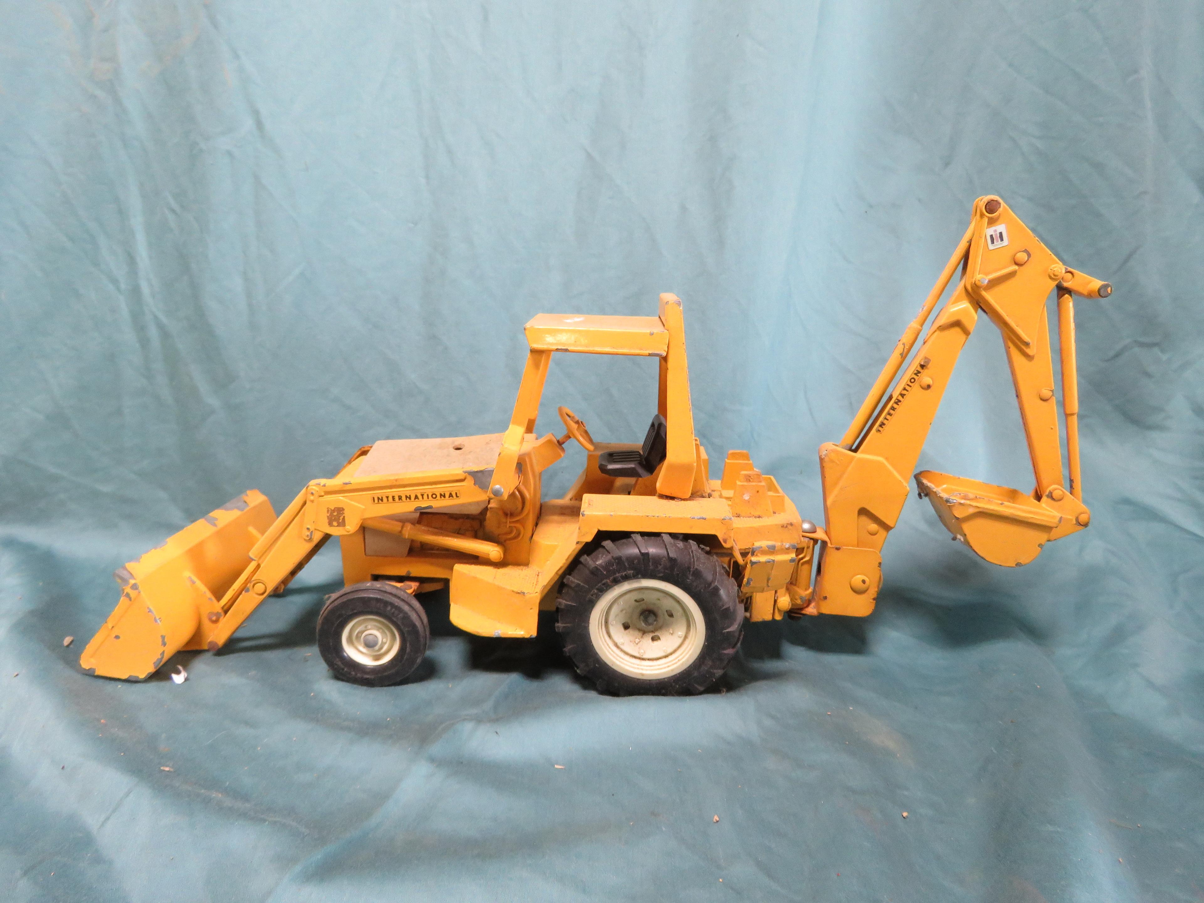 1/16 INTERNATIONAL TRACTOR FRONT LOADER BACKHOE-