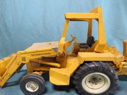 1/16 INTERNATIONAL TRACTOR FRONT LOADER BACKHOE-