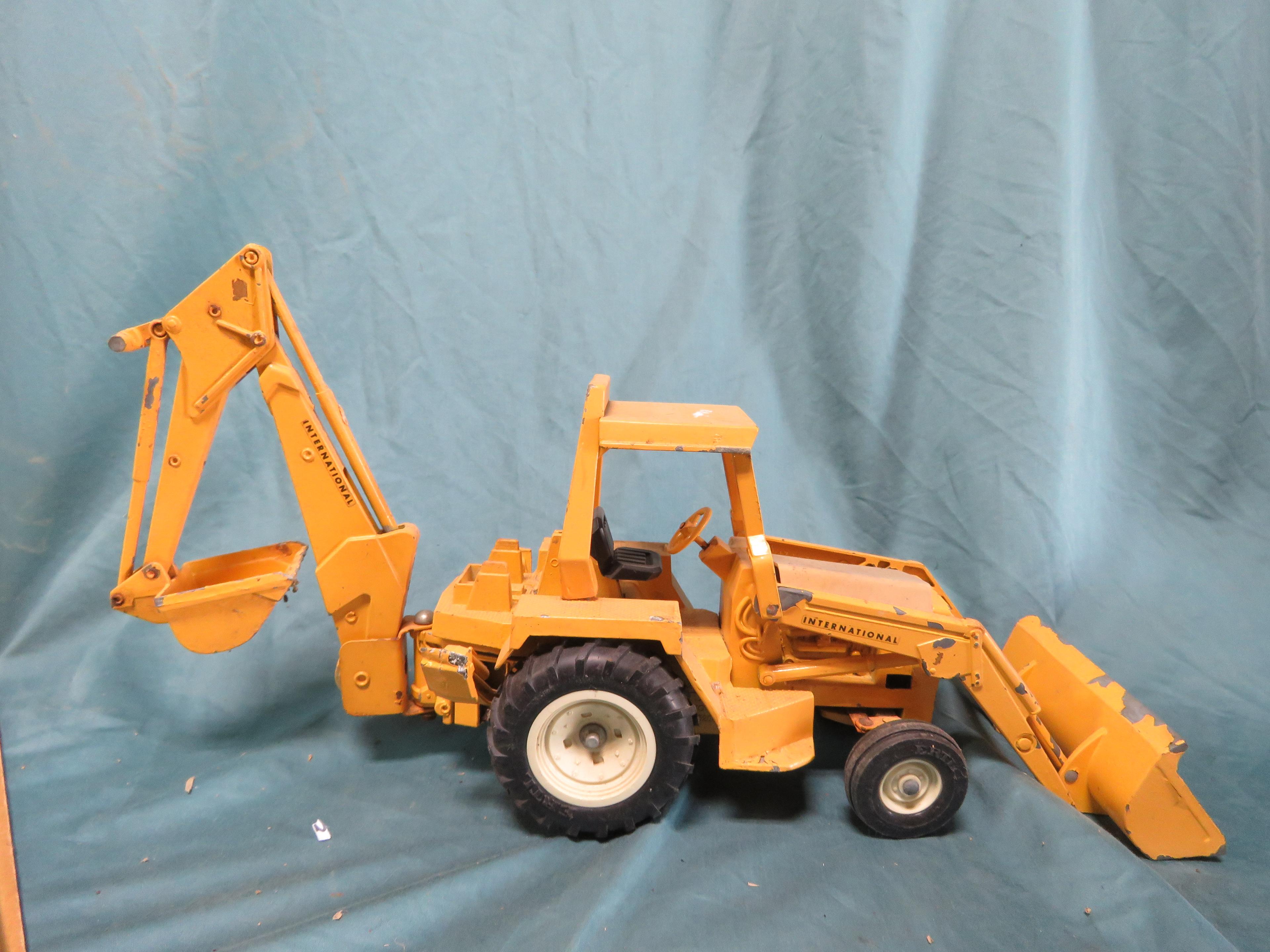 1/16 INTERNATIONAL TRACTOR FRONT LOADER BACKHOE-