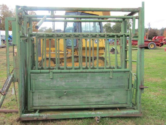 CATTLE SQUEEZE CHUTE WHEELS ALL OFF FOR TRANSPORT