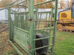 CATTLE SQUEEZE CHUTE WHEELS ALL OFF FOR TRANSPORT