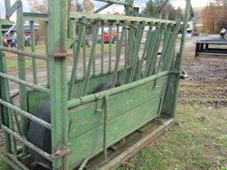 CATTLE SQUEEZE CHUTE WHEELS ALL OFF FOR TRANSPORT