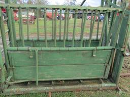 CATTLE SQUEEZE CHUTE WHEELS ALL OFF FOR TRANSPORT