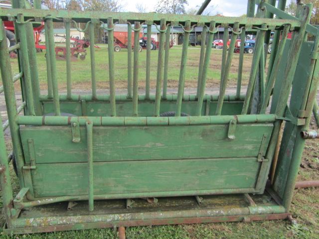 CATTLE SQUEEZE CHUTE WHEELS ALL OFF FOR TRANSPORT