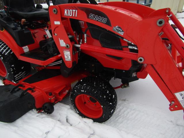 KIOTI C52220 4WD W/ KIOTI SL2420 LOADER QUICK