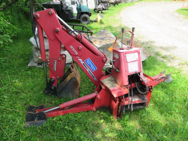 MASSEY FERGUSON GC 2310 TLB W/ MF 2350 LOADER