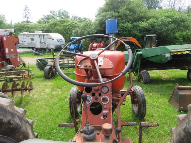 ALLIS CHALMERS D17 PULLING TRACTOR WITH WHEELY