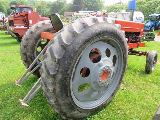 ALLIS CHALMERS D17 PULLING TRACTOR WITH WHEELY