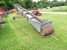 NEW HOLLAND TOWABLE HAY ELEVATOR