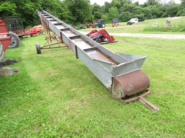 NEW HOLLAND TOWABLE HAY ELEVATOR
