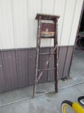 WOOD STEP LADDER
