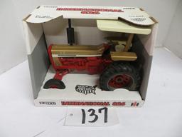 Ertl 	International 826 Wide Front Gold Demonstrator Canopy