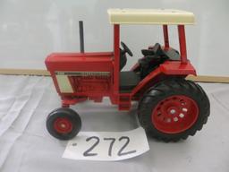 Ertl IH 886 w/cab  n/b