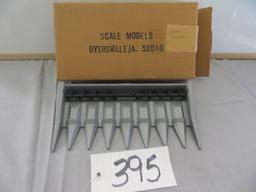 Deutz Allis 8 row corn head w/green strip  1/24"