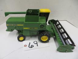 Ertl	JD 8820 combine w/grain head