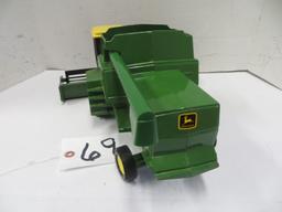 Ertl	JD 8820 combine w/grain head