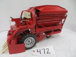 Loyd custom	International 622 cotton picker