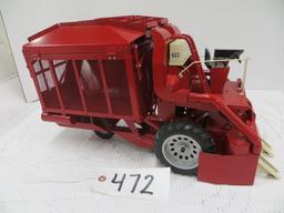 Loyd custom	International 622 cotton picker