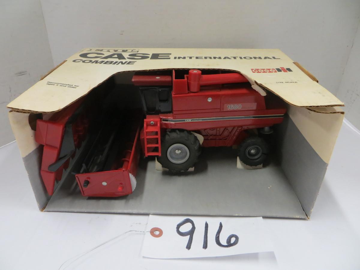Ertl	Case International 1680 Combine