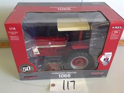 Ertl	IH 1066 n/f Prestige Collection Red Power