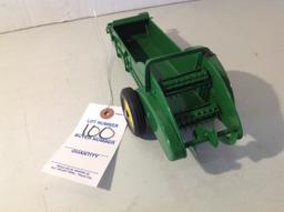 Ertl Eska John Deere Manure Spreader