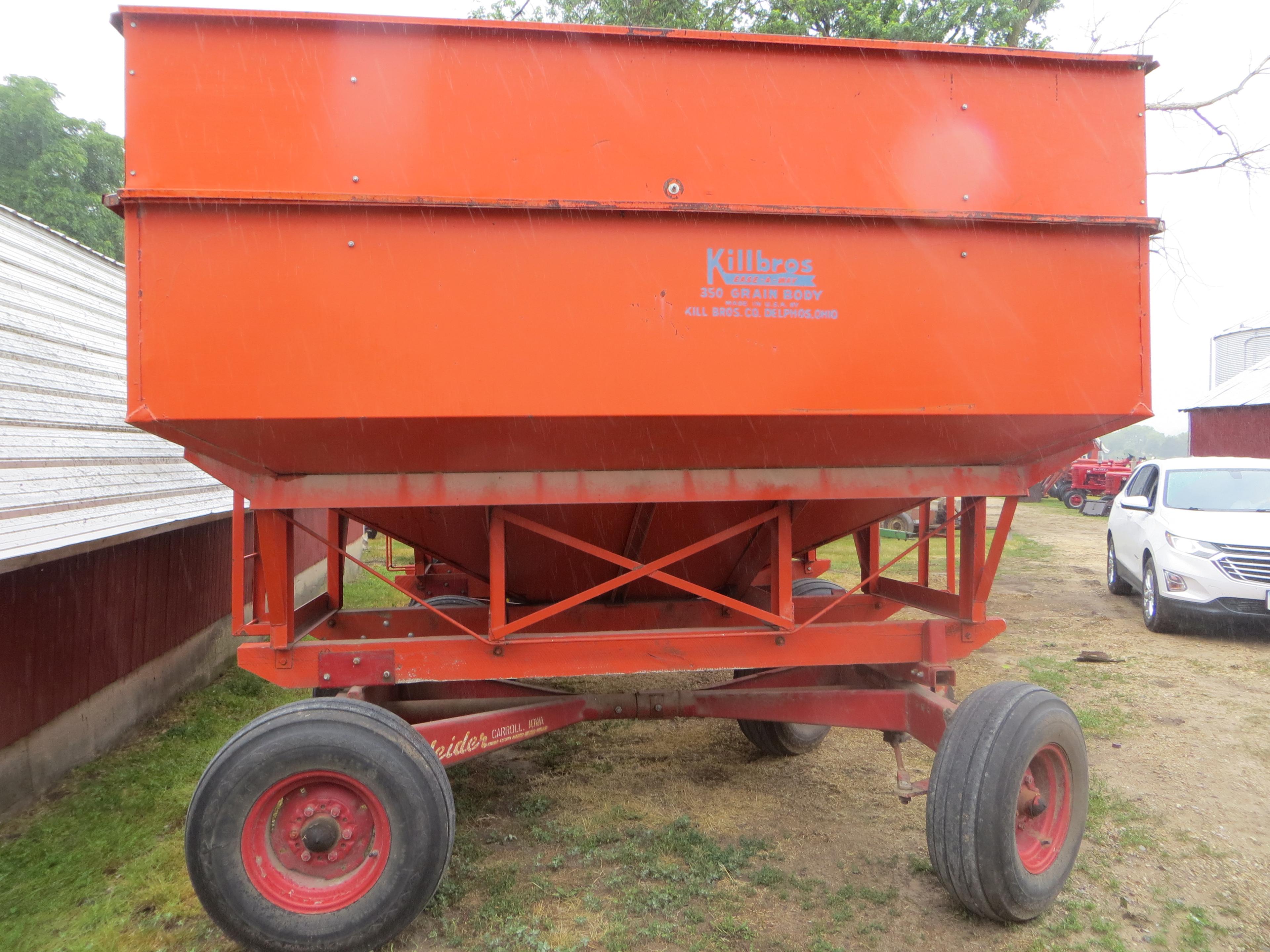 Killbros 350 bushel wagon w/extendable tongue, rocking booster