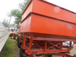 Killbros 350 bushel wagon w/extendable tongue, rocking booster