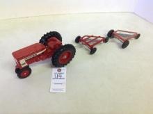 Ertl Farmall 404 w/dual hay rakes