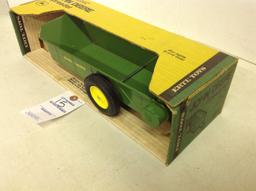 John Deere Spreader 1/16 scale