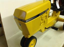 John Deere Industrial pedal tractor, Ertl, Grea condition