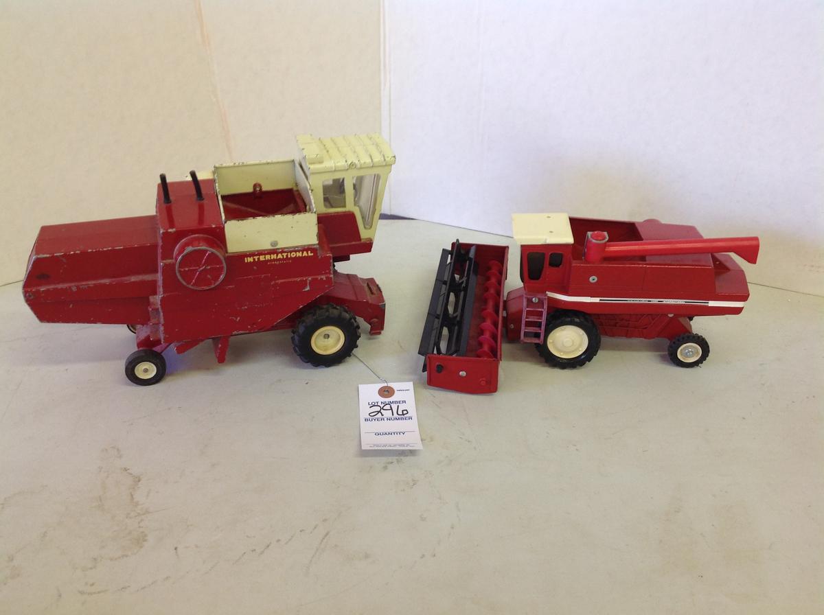 IH 915 1/16 scale, IH 1460 1/32 scale, missing screw both played w/conditio