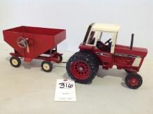IH 1586 w/duals & grain wagon