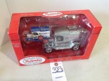 True Value 2 piece set Collectibles 1913 Model T 1/43 scale & 1/25 scale