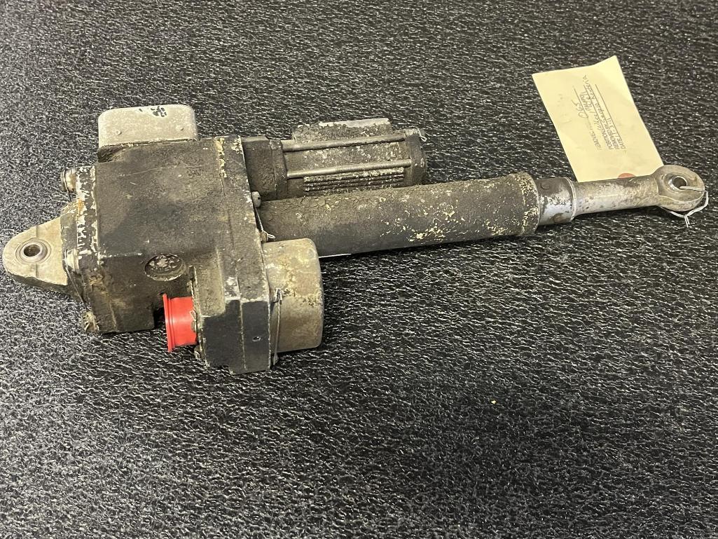 A300 LINEAR ACTUATORS & RODS (8) 2021272-1, (2) E1AM0, (1) E3AMO, (1) E4BM0