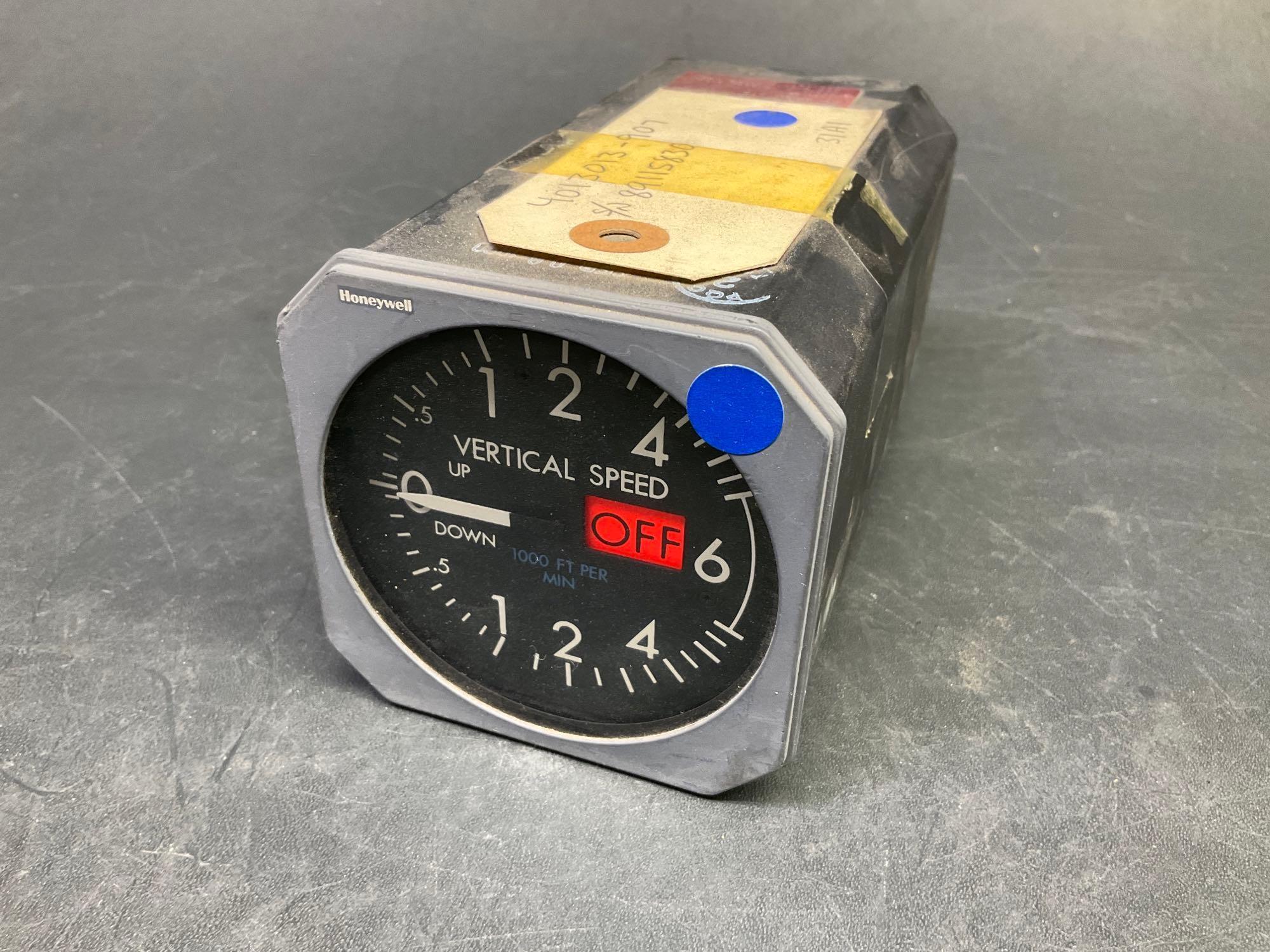 SPERRY VERTICAL SPEED INDICATORS 4013013-906 & -907