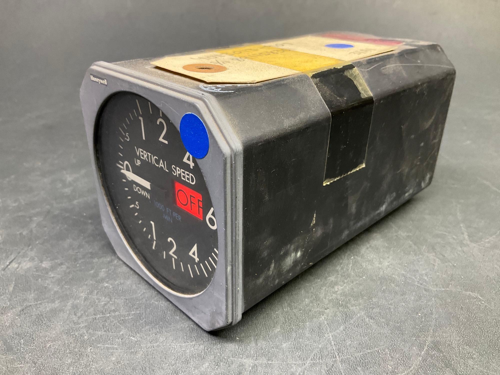 SPERRY VERTICAL SPEED INDICATORS 4013013-906 & -907
