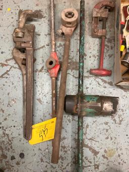 (LOT) SOLDERING GUN, PIPE WRENCH, PIPE THREADER & SPECIALTY TOOLS