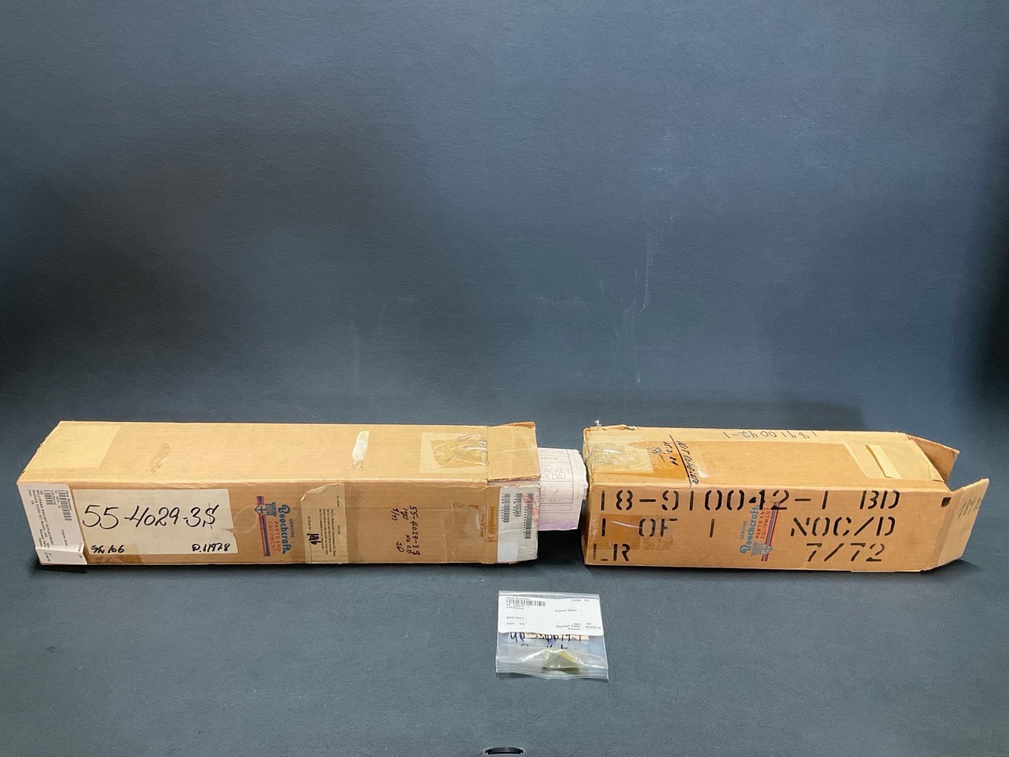 (LOT) BEECH 18 & BARON OPEN BOX KITS 18-910042-1, 55-4029-3 & BRACKET 90-530079-1