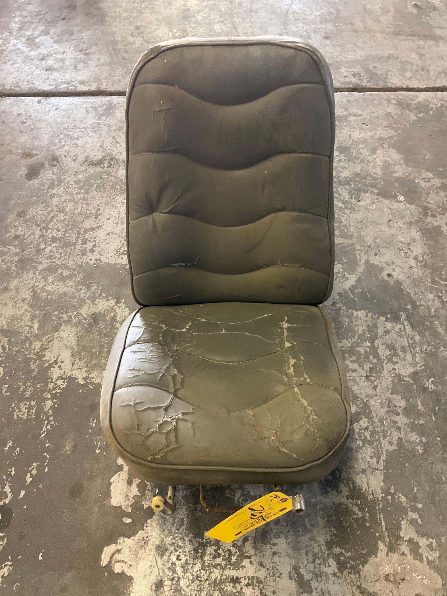 CESSNA SEAT SET (1 IS ARTICULATING)