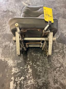 CESSNA SEAT SET (1 IS ARTICULATING)