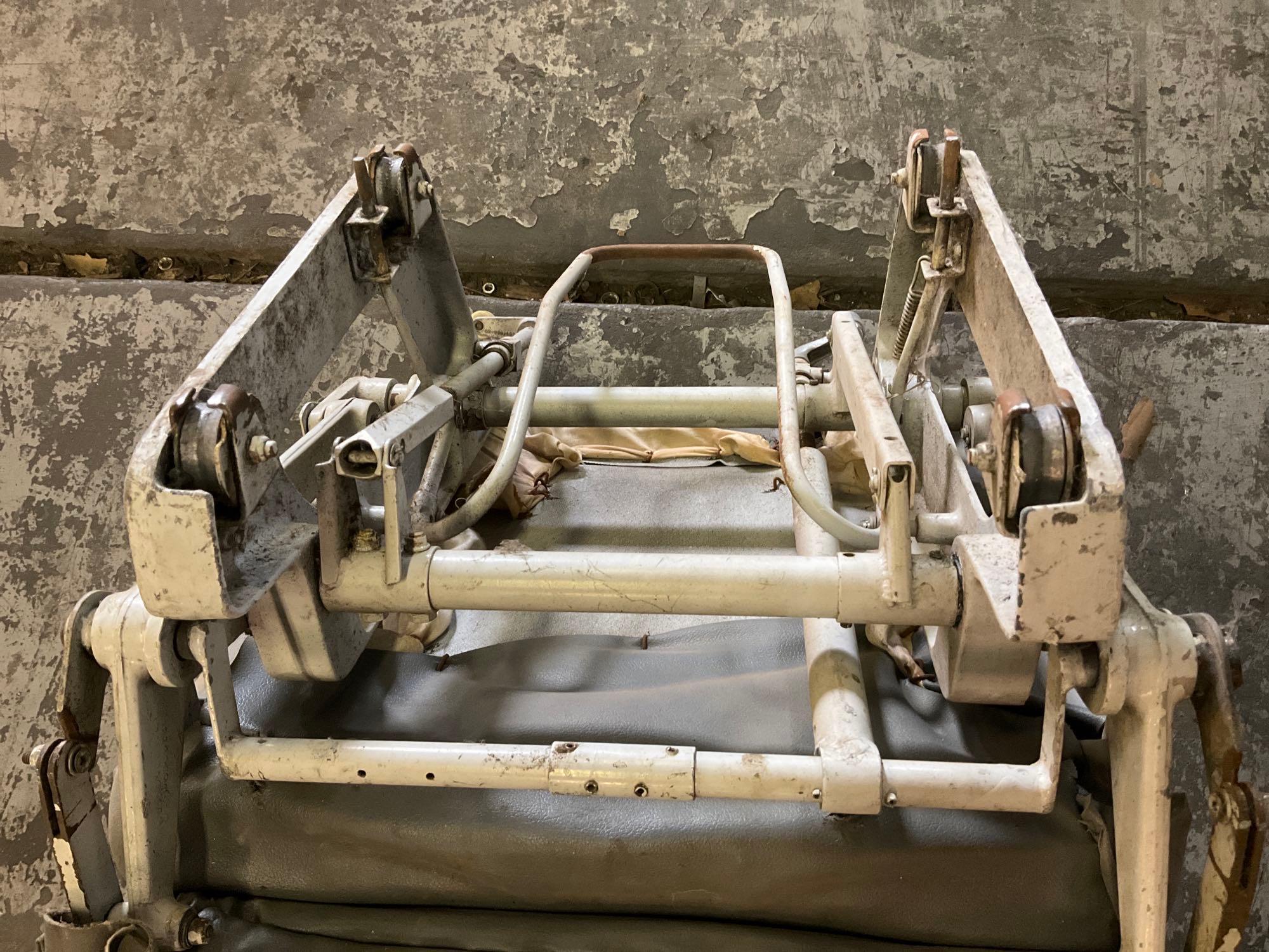 CESSNA SEAT SET (1 IS ARTICULATING)